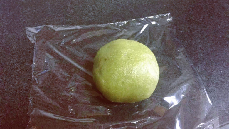 艾草青团,用保鲜膜包起来,这样不会变干