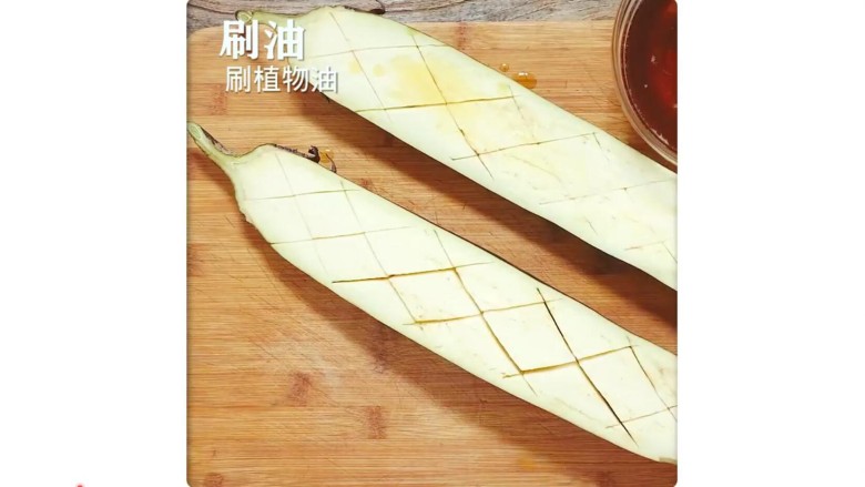 肉末烤茄子,步骤一:<a style='color:red;display:inline-block;' href='/shicai/ 58'>茄子</a>对半切,划刀口后刷一层植物油在表面。200°烤十五分钟。