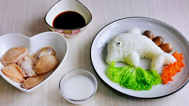 红烧鲍鱼,米饭用模具压好,淀粉加水化开,胡萝卜鹌鹑蛋菜心摆盘。