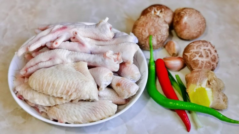 红烧香菇,准备食材,<a style='color:red;display:inline-block;' href='/shicai/ 89'>鸡爪</a>的指甲剪掉。
