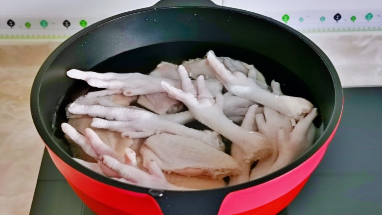 红烧香菇,鸡爪与<a style='color:red;display:inline-block;' href='/shicai/ 96'>鸡翅</a>洗净后冷水下锅焯水,烧开后煮2分钟,捞出用温水冲洗淋干水分备用。
