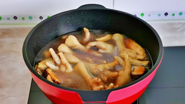 红烧香菇,再加入适量纯净水,烧开后转小火炖25分钟。