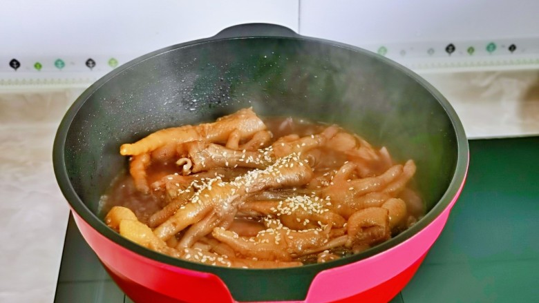 红烧香菇,大火收汁至浓郁,撒上<a style='color:red;display:inline-block;' href='/shicai/ 141911'>熟白芝麻</a>,关火出锅。