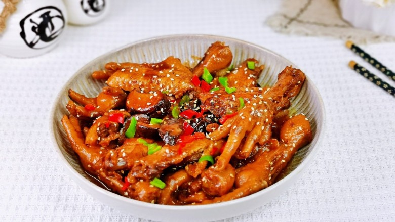 红烧香菇,盛出装盘,撒上红绿辣椒即可食用。