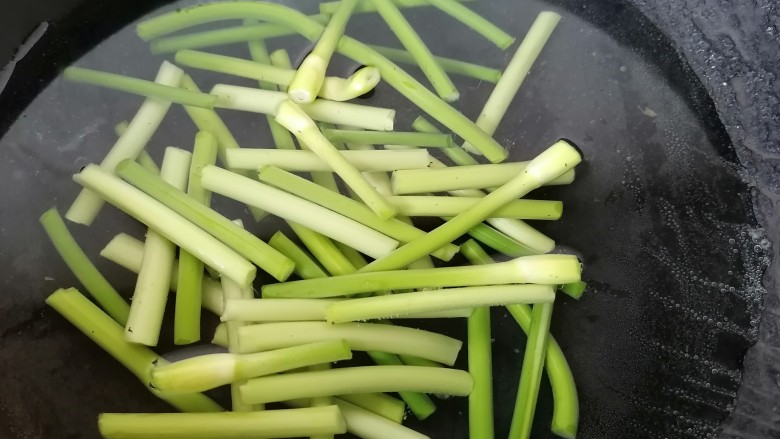 蒜苔回锅肉,将蒜苔放入锅内焯水