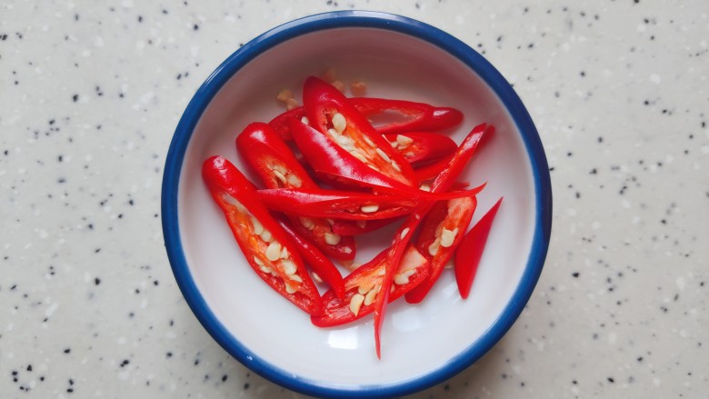 芦笋炒蘑菇,<a style='color:red;display:inline-block;' href='/shicai/ 82'>小米椒</a>去蒂,洗净,切斜段