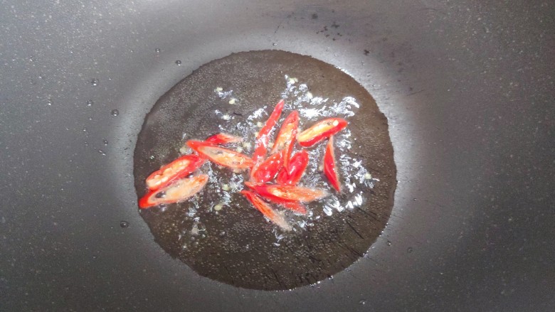 芦笋炒蘑菇,待锅内油热,下小米椒,煸香