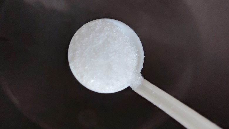 芦笋炒蘑菇,锅内煮适量清水,水开后加一小勺细盐