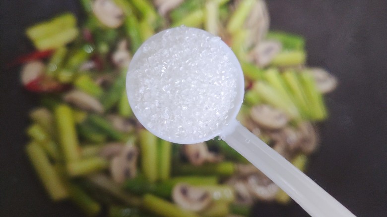 芦笋炒蘑菇,加一小勺细砂糖,翻炒均匀,即可