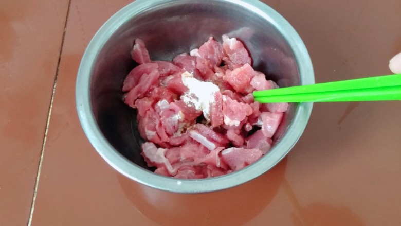 杏鲍菇炒肉片,加入少许盐,油,淀粉,酱油