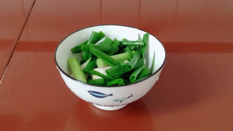 杏鲍菇炒肉片,切段备用