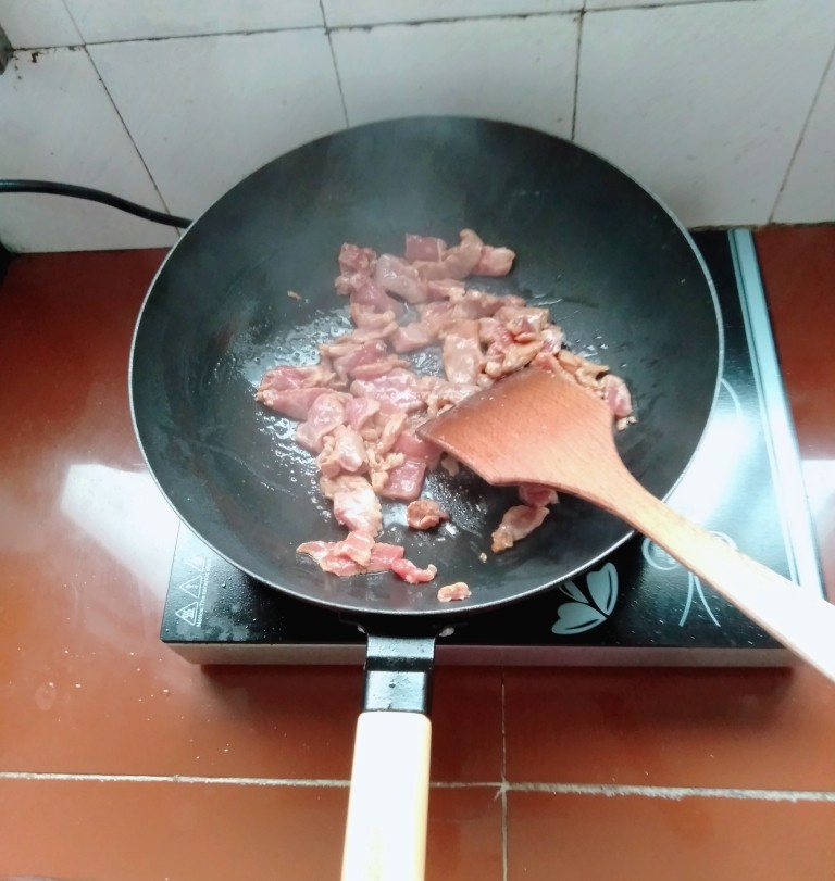 杏鲍菇炒肉片,锅烧热放油,下肉片爆炒
