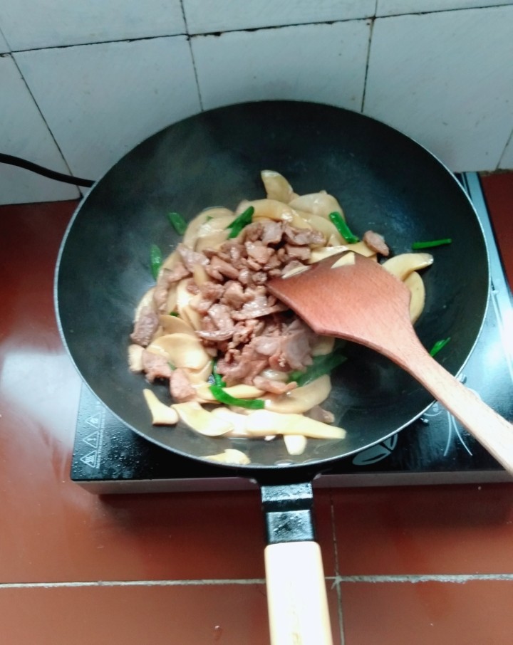 杏鲍菇炒肉片,再把之前炒好的肉片也倒下去