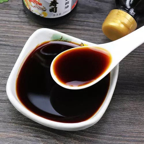 蒜苔炒鸡蛋,生抽可以让蒜苔颜色更好看一些,就是比较有食欲的模样,但放多了就不好看了,蒜苔会变得黑乎乎。
