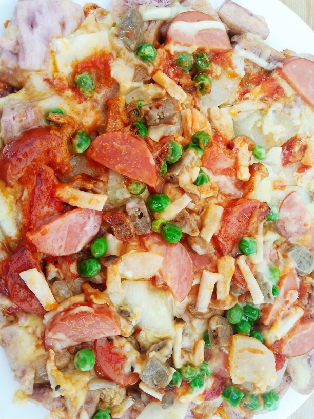 自制简易披萨,电饼铛上下火烤7分钟,关火再焖3分即可。