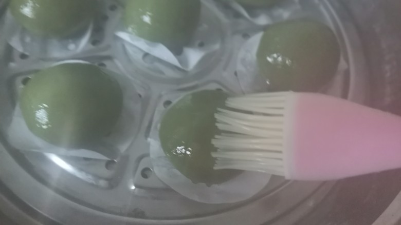 艾草青团,趁热刷一层油,锁住水分
