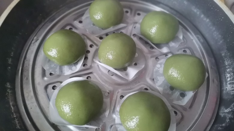 艾草青团,水提前烧开,上锅蒸8分钟