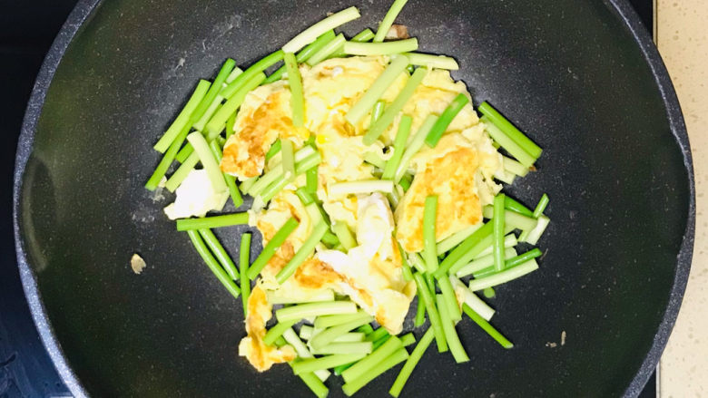 蒜苔炒鸡蛋,边翻炒,边打散鸡蛋饼