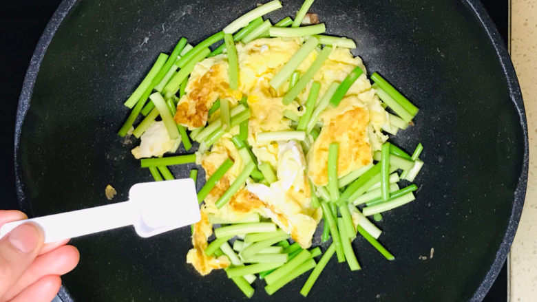 蒜苔炒鸡蛋,炒至蒜苔恹恹,撒入盐调味