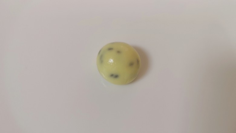 棉花糖饼干,取一点炒好的棉花糖揉成一个小球(大概5g左右)。