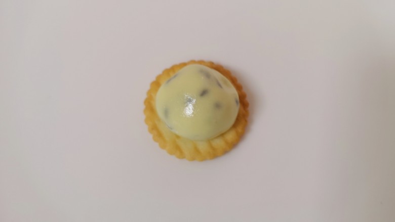 棉花糖饼干,取一个小奇福饼干,放上揉好的棉花糖小球。