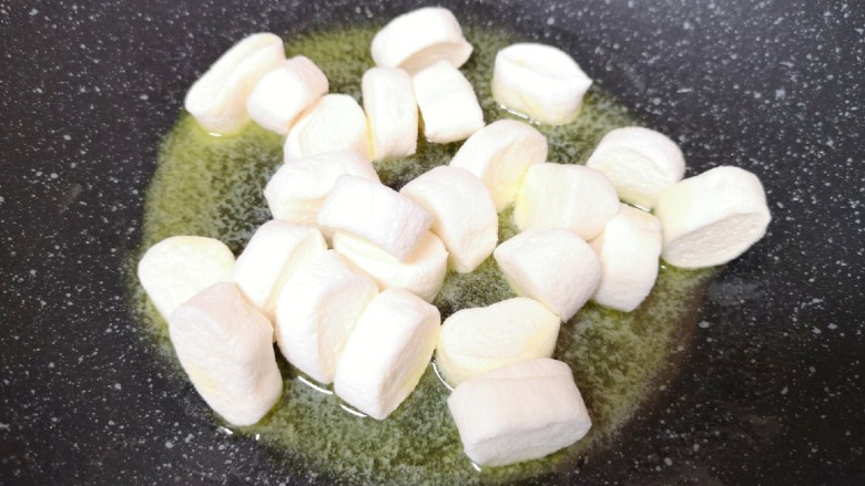 棉花糖饼干,下入棉花糖。