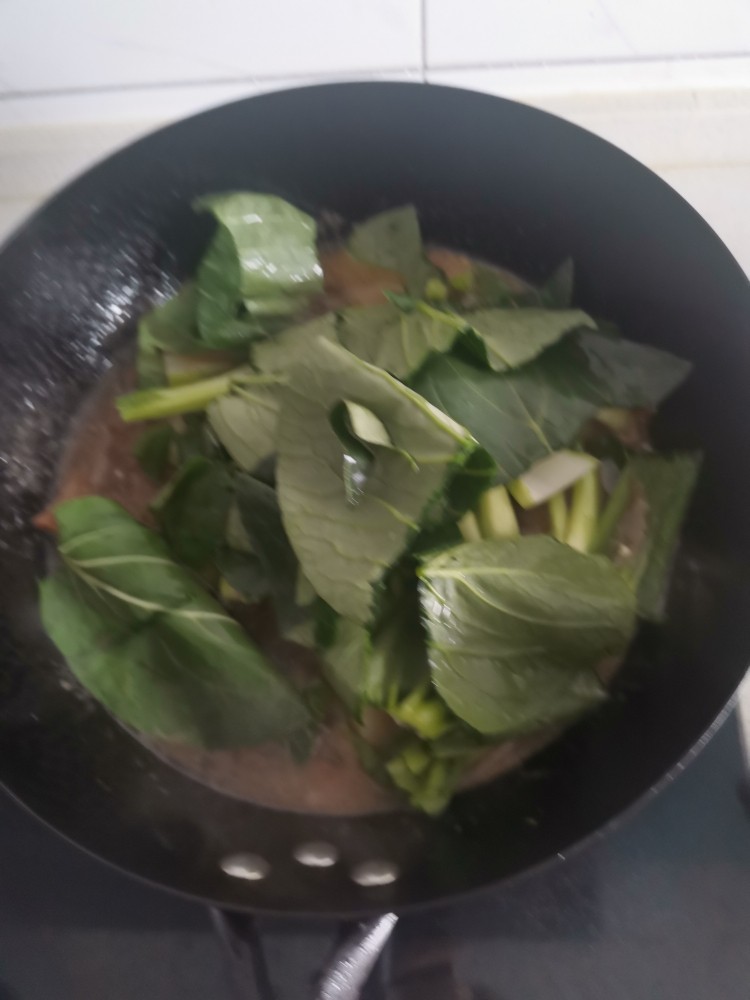 红烧肉油菜粉,粉条8分熟加入油菜