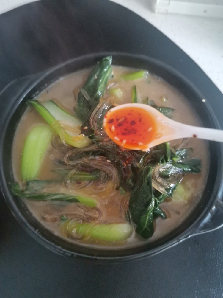 红烧肉油菜粉,加入一勺秘制辣椒油