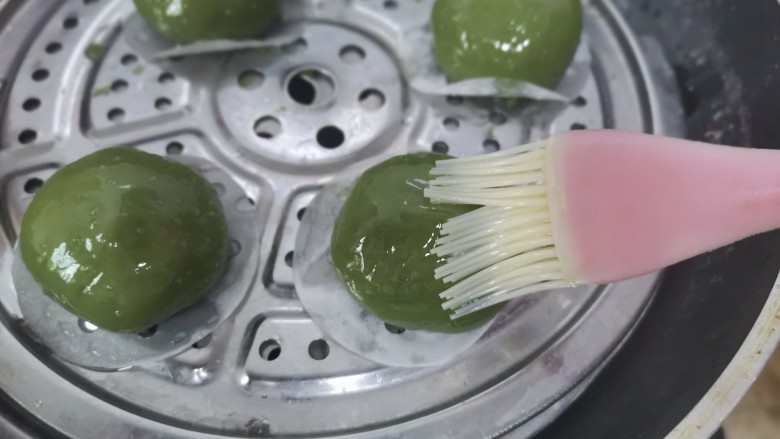 豆沙青团,锅里提前烧开水,水开上锅蒸8分钟,蒸好趁热刷一层油,锁住水分