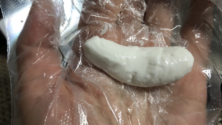 糯米枣,取一块面团,搓成长条枣核状。