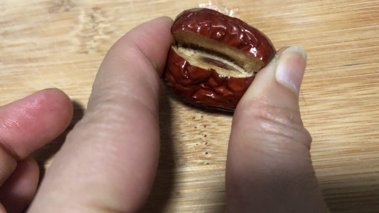 糯米枣,如果没合适的工具,那就先切一刀。