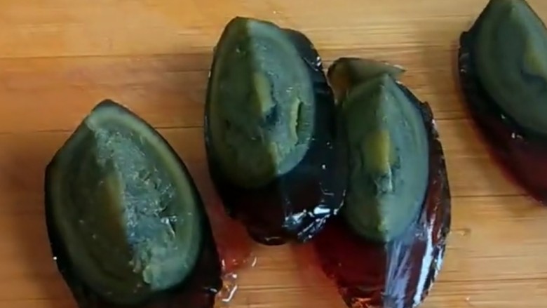 剁椒皮蛋,摆放盘中。