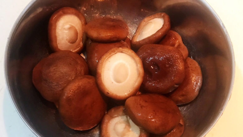 红烧香菇,把香菇清洗干净,沥干水分
