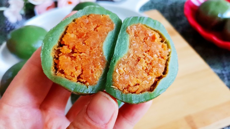 艾草青团,外皮Q弹软糯,充满着艾草清香,内馅鲜香美味
