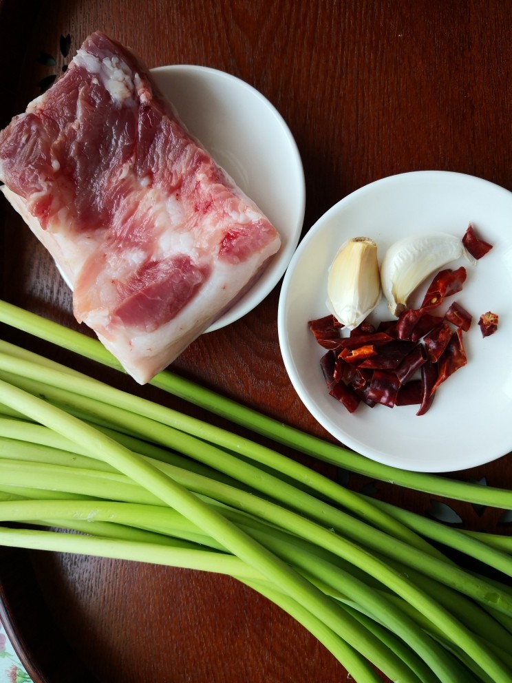 蒜苔回锅肉,准备食材