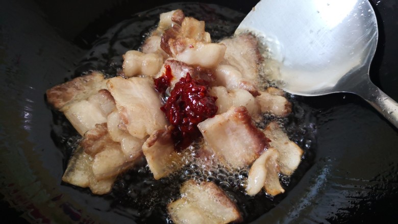 蒜苔回锅肉,炒至微黄,放入<a style='color:red;display:inline-block;' href='/shicai/ 705'>豆瓣酱</a>炒出香味红油
