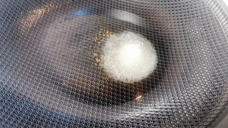 红烧香菇,捞出香菇,下白糖