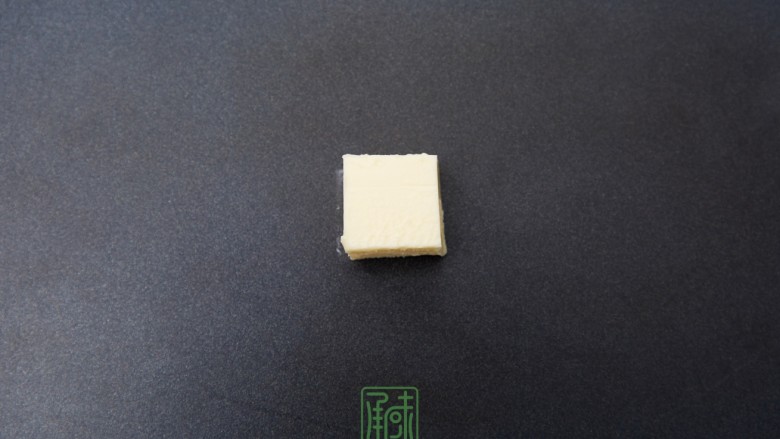 春天第一抹豆苗,与虾更搭,4、热锅后,放上<a style='color:red;display:inline-block;' href='/shicai/ 887'>黄油</a>,温度调至低档偏中的位置。