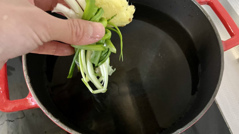 萝卜海带汤➕鸭腿白萝卜海带汤,汤锅加适量清水,放入葱结生姜