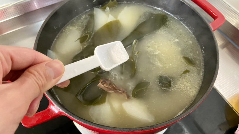 萝卜海带汤➕鸭腿白萝卜海带汤,尝下咸淡,如果觉得淡,可以加少许食盐