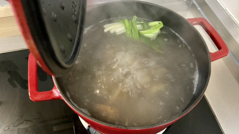萝卜海带汤➕鸭腿白萝卜海带汤,煮开后,中火煮5分钟