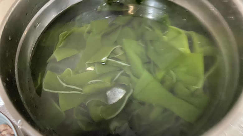 萝卜海带汤➕鸭腿白萝卜海带汤,因为是腌渍海带结,提前取出清洗,清水浸泡半小时,以免过咸