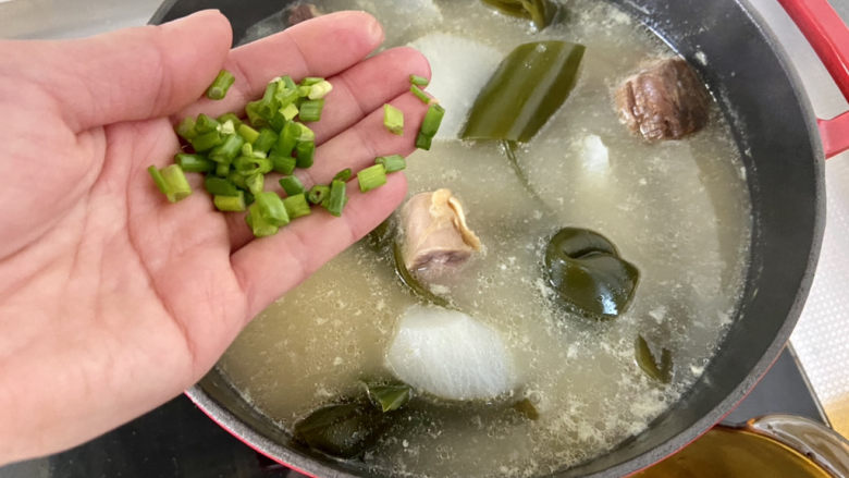 萝卜海带汤➕鸭腿白萝卜海带汤,关火,撒上葱末即可