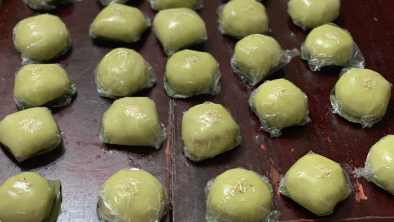 艾草青团,出锅纳凉,用保鲜膜包好防止水分流失,就可以送给亲朋好友,或者带去踏青出游啦~没有即时吃的可以进冷藏储存,想吃的时候,回锅再蒸制即可~