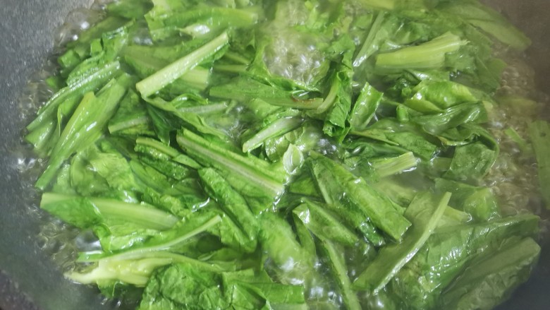 凉拌油麦菜,锅里烧水,加入适量的油盐,水开下锅焯水2分钟