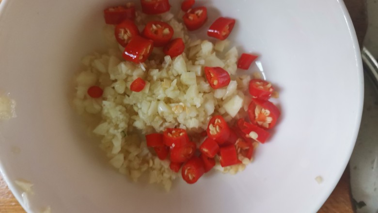 凉拌油麦菜,再来调料汁,碗中加入蒜末,小米辣