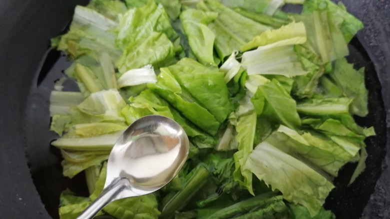凉拌油麦菜,加入一勺油,油麦菜焯水片刻即可捞出