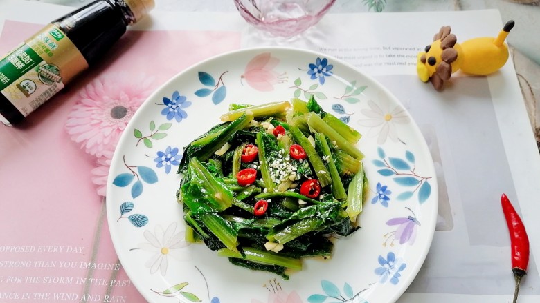 凉拌油麦菜,拍上成品图,一道清爽又美味的凉拌油麦菜就完成了。