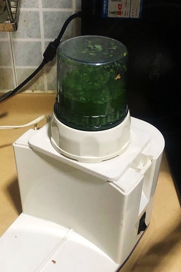 艾草青团,加适量水搅碎
