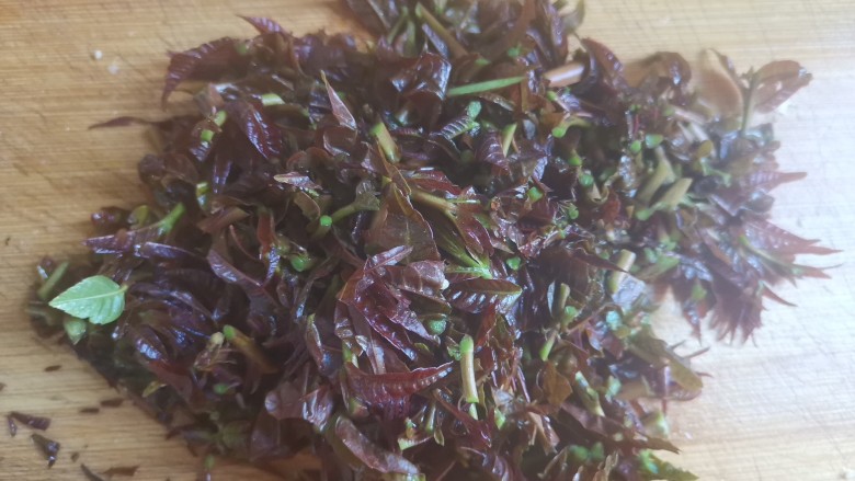 香椿炒蛋,把香椿切碎